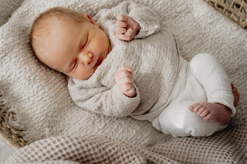 Neugeborenenfotografie, Newbornshooting, Babyshooting, Babyfotos, Baltmannsweiler, Schorndorf, Reichenbach Fils, Ebersbach Fils, Remstal, Schurwald, Nuertingen, Esslingen, Plochingen, natürliche Babyfotos